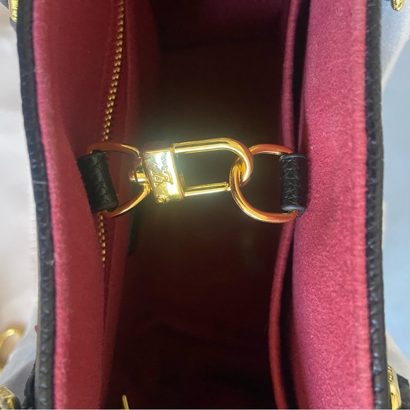 Cross Body or Handles to carry as Hand Bag Option. - Picture 10 of 10